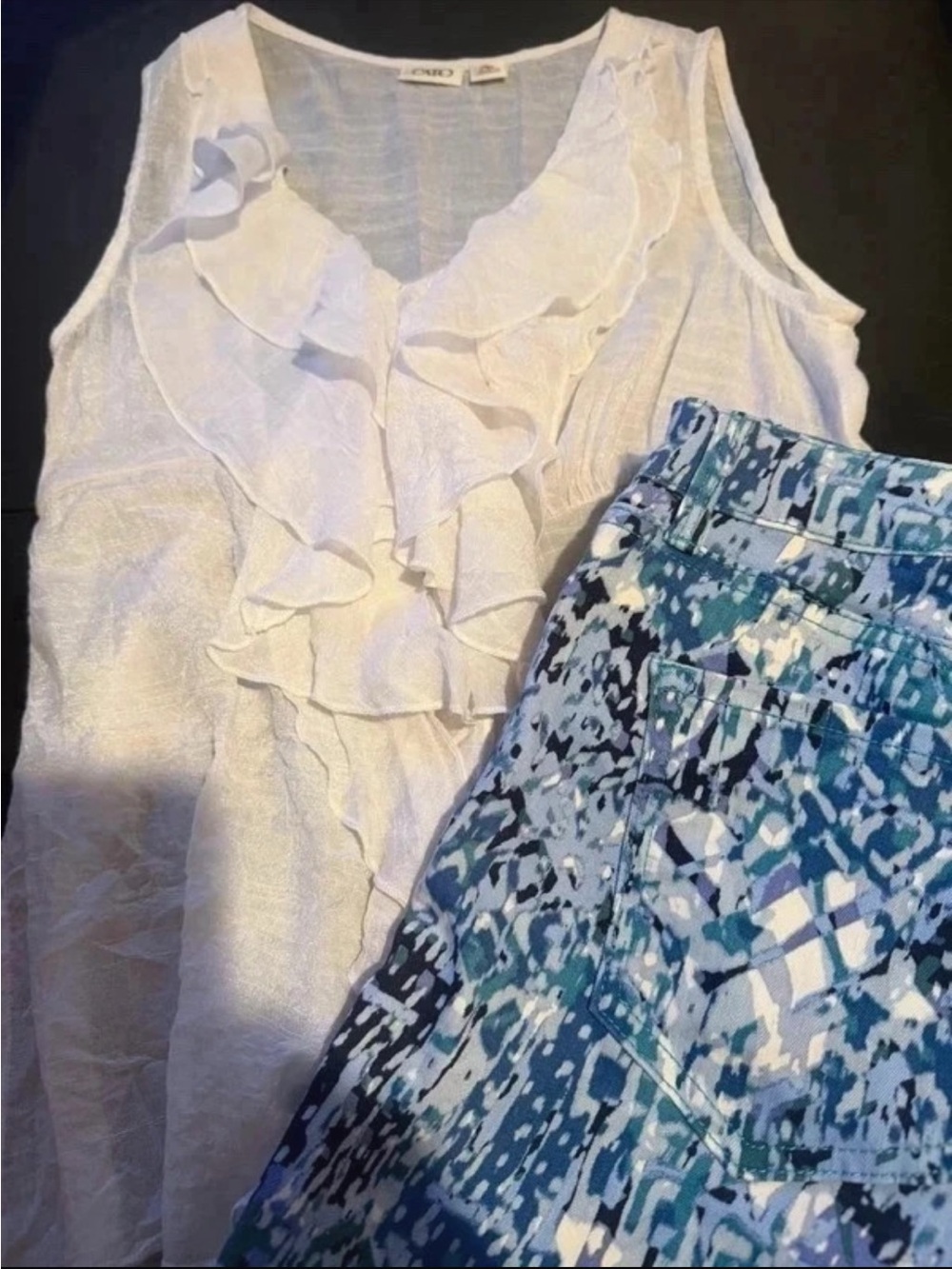 Nine West Blue & White Patterned Capris with a white blouse Size Small bundle
